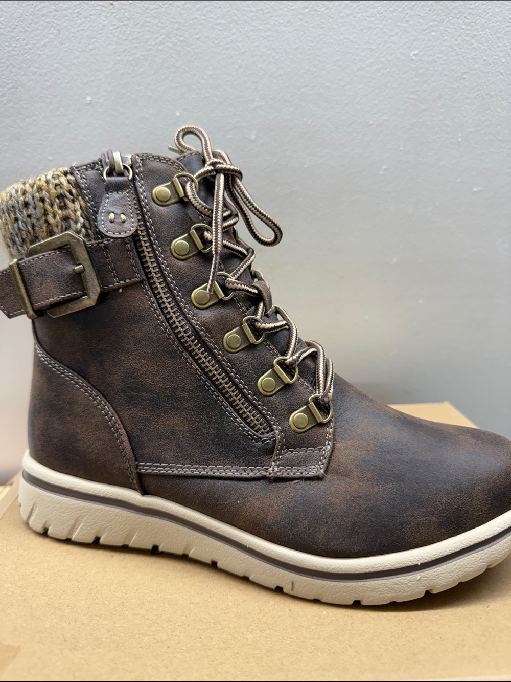 Cliffs by WHITE MOUNTAIN Style Hearty Lace-Up Ankle Booties Women Size 8